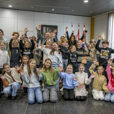 Groepsfoto van groep 7 en 8 met de burgemeester