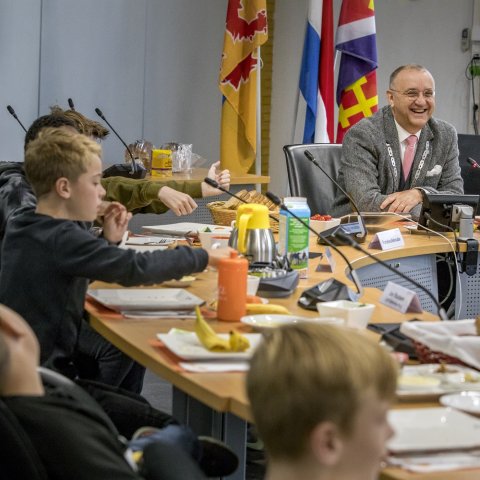 Burgemeester Jos Hessels lacht de kinderen toe tijdens het ontbijt