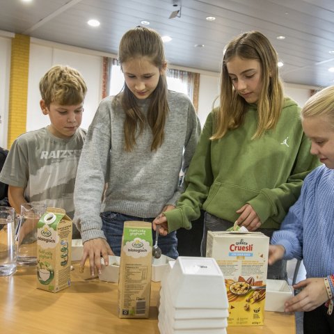 Enkele kinderen van groep 7 en 8 aan het ontbijtbuffet