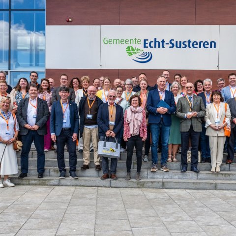 Groepsfoto voor het gemeentehuis