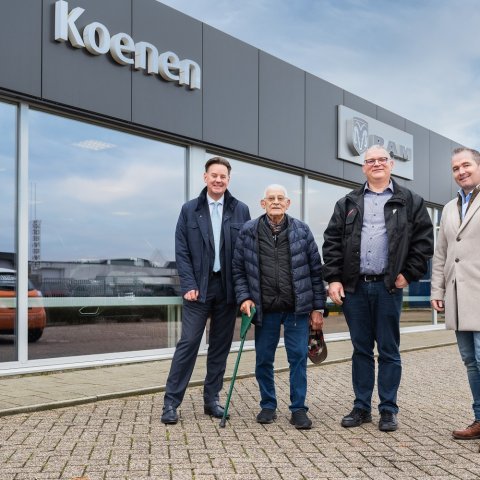 Wethouder Geert Frische met de ondernemers van Koenen's autobedrijf