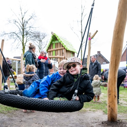 Twee jongetjes op een ligschommel