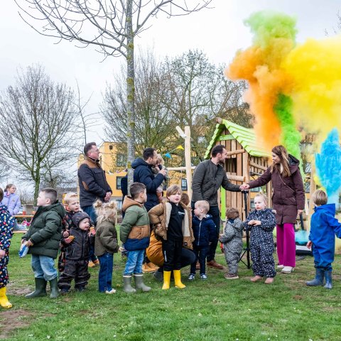 Webhouder Kim Leurs opent, omringt door kinderen, het Grote Avonturenpad