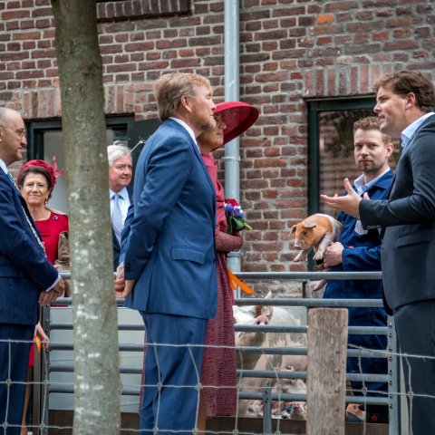 Frank de Rond spreekt het koningspaar toe