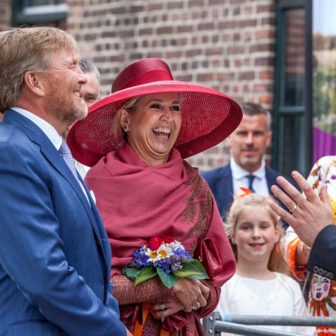 Het koningspaar lacht Frank de Rond vriendelijk toe tijdens zijn verhaal