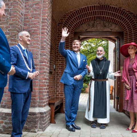 Koning Willem Alexander zwaait naar de mensen