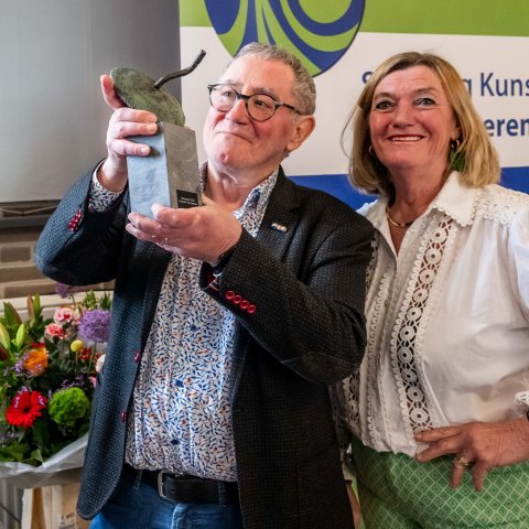 De heer Hennen met ‘et Zwingelke' in de handen