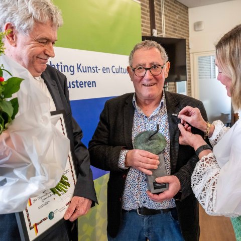De heer Victor Hennen in het bijzijn van wethouder Peter Pustjens