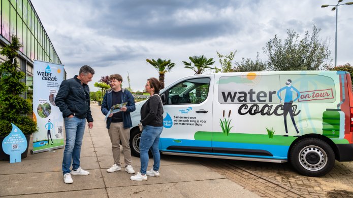 Watercoach bij waterklaar bus in gesprek met inwoners