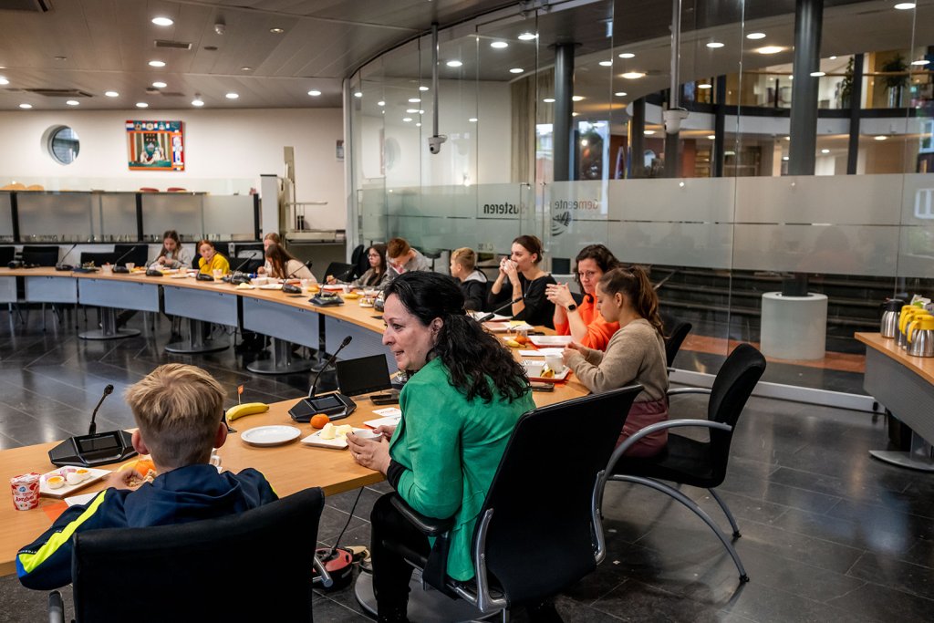 Wethouder Inge Minkenberg ontbijt met basisschool leerlingen