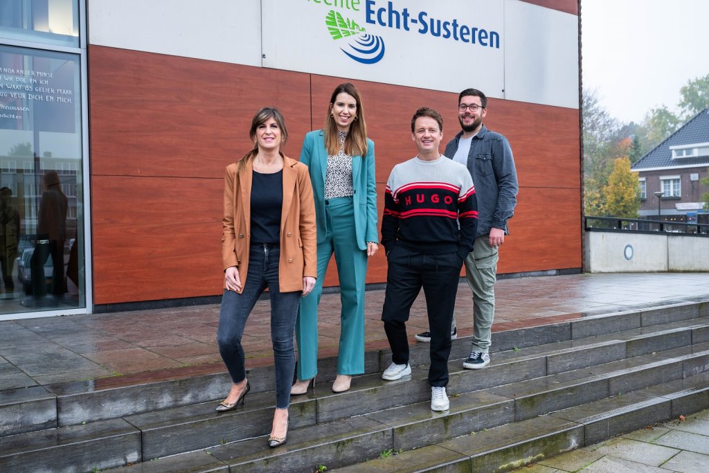 Maaike Snijders, Wethouder Kim Leurs, Ivo Heuts en Kevin Schoones voor het gemeentehuis in Echt