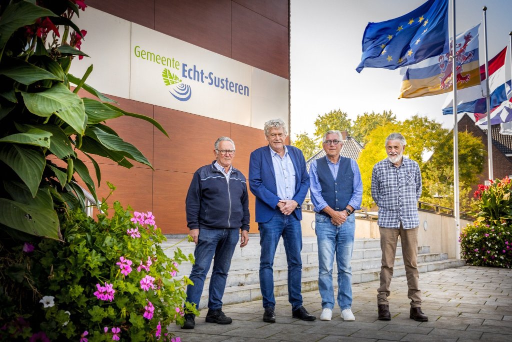 Victor Hennen, Peter Pustjens, Jos Douven en Wil Schulpen voor het gemeentehuis in Echt