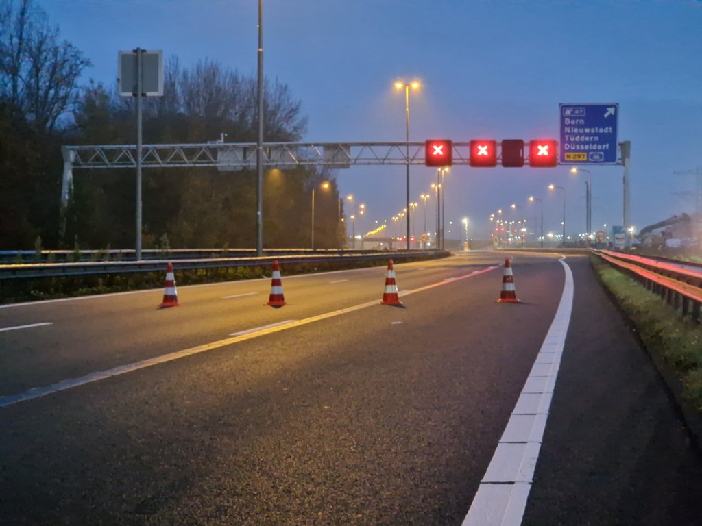 Pilonnen op de autoweg en matrixboren met rode kruizen