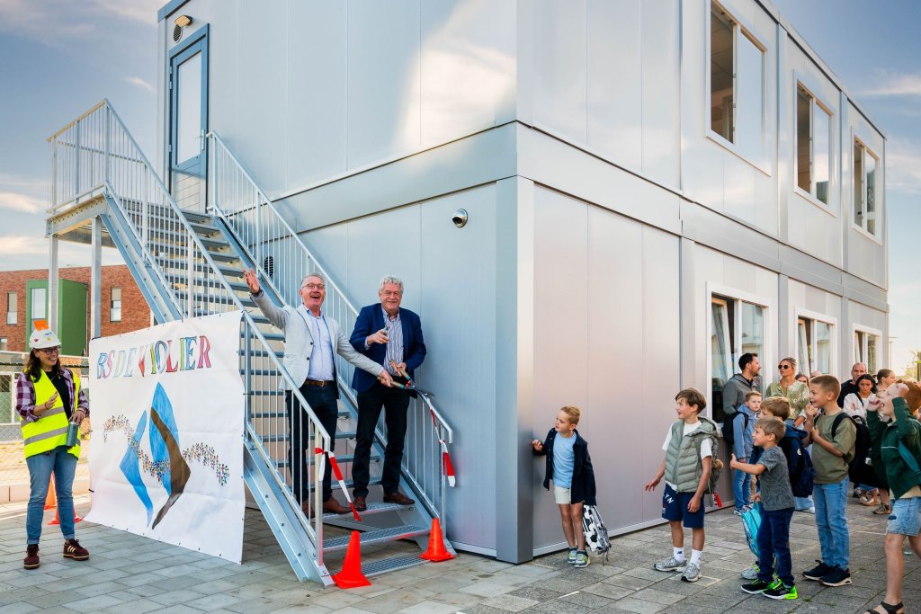 Wethouder Peter Pustjens opent de nieuwe leslokalen