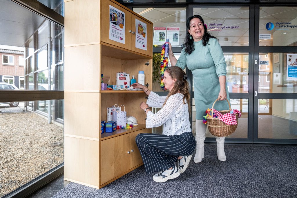 Wethouder Inge Minkenberg bij een deelkastje