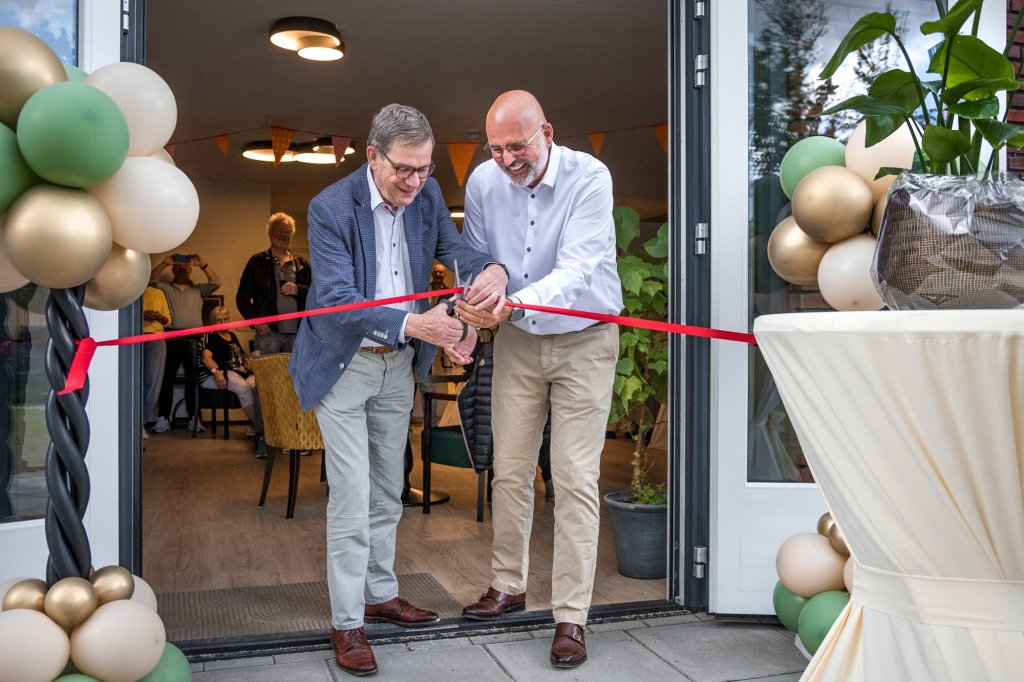 Wethouder Hub Meuwissen knipt rood lint door