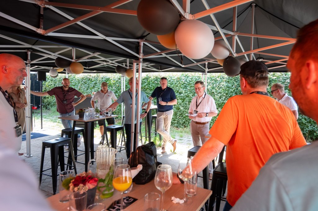 Wethouder Hub Meuwissen met bouwmedewerker