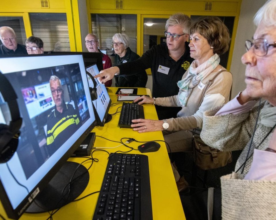Senioren krijgen instructies achter een pc