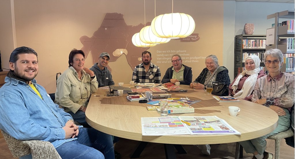 Acht deelnemers zittend aan een tafel in de BieB