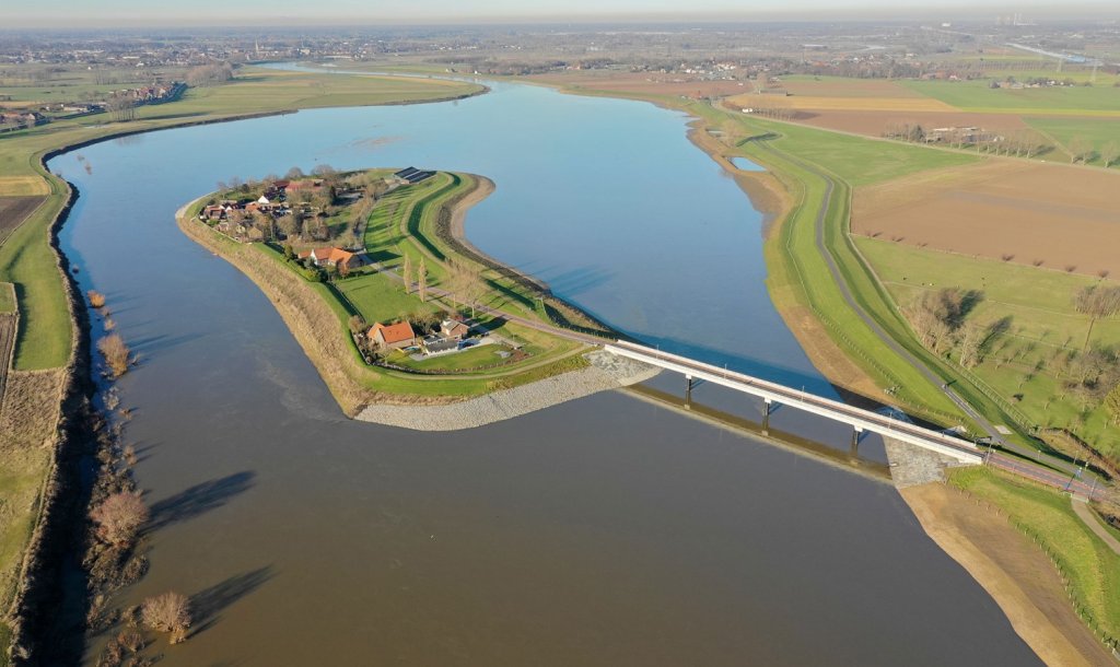 Luchtfoto van Vissersweert, eiland in de Maas