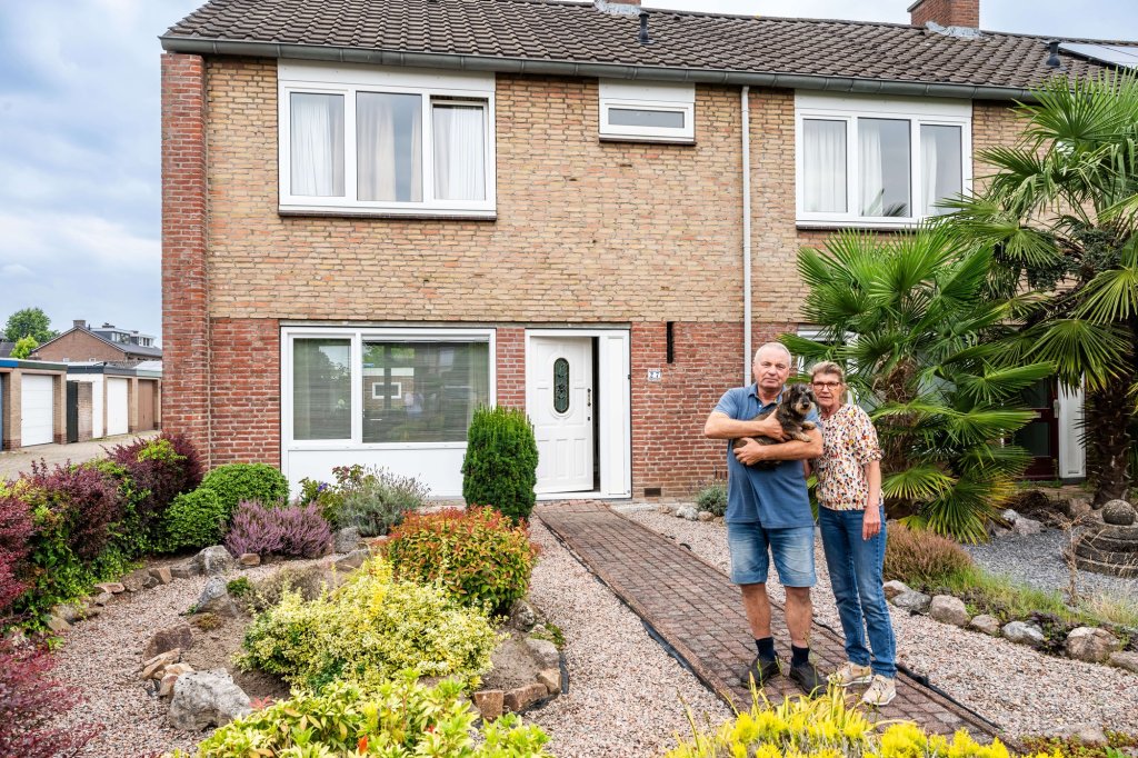 Eric Kuipers en Adri Maas in de voortuin voor hun huis