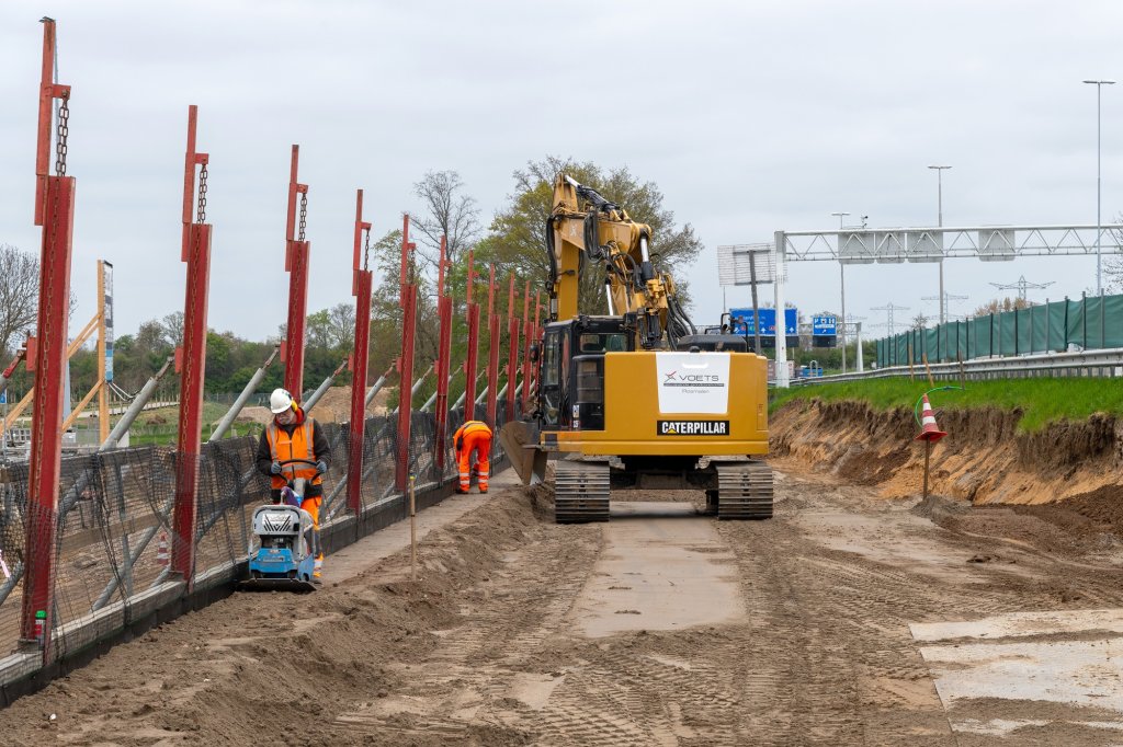 Graafmachine bezig met grondverzet bij afrit A2