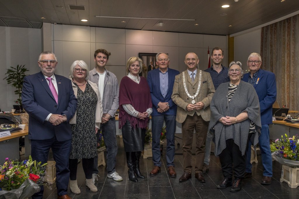 Burgemeester Jos Hessels omringt door oud raadsleden