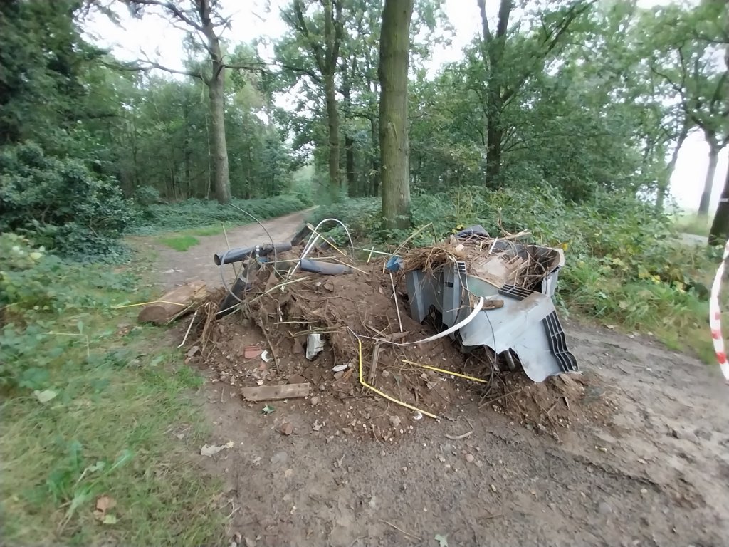 Berg afval midden op een bospad