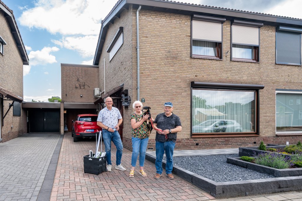 Albert en Riny Janssen voor hun woning, samen met Gids Duurzaamheid