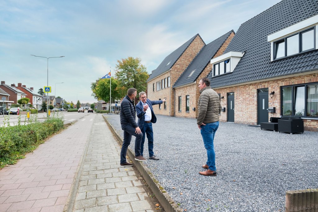 Wethouder Hub Meuwissen met de ontwikkelaars bij de nieuwe appartementen aan de Houtstraat in Pey