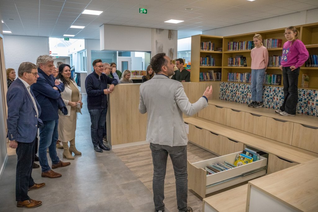 Wethouders van Echt-Susteren, leraren en kinderen in een vernieuwde ruimte in basisschool de Driepas