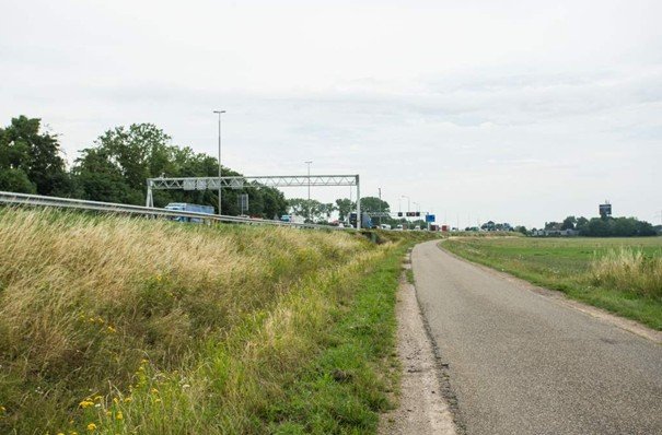 De Bellekeweg, recht naast de A2 autoweg