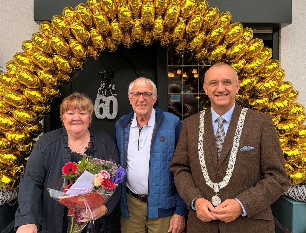 Burgemeester Jos Hessels met Bruidspaar Vergoossen-Hurxkens