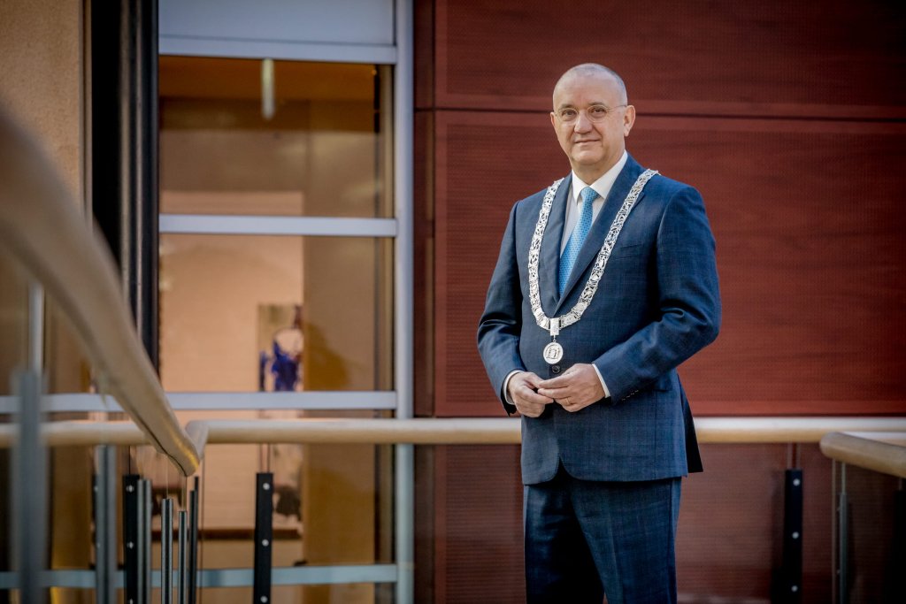 Burgemeester Jos Hessels met ambtsketen om