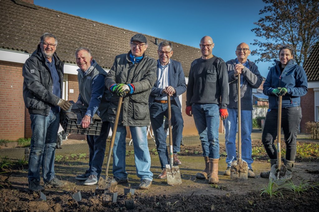 Wethouder Hub Meuwissen met enkele buurtbewoners