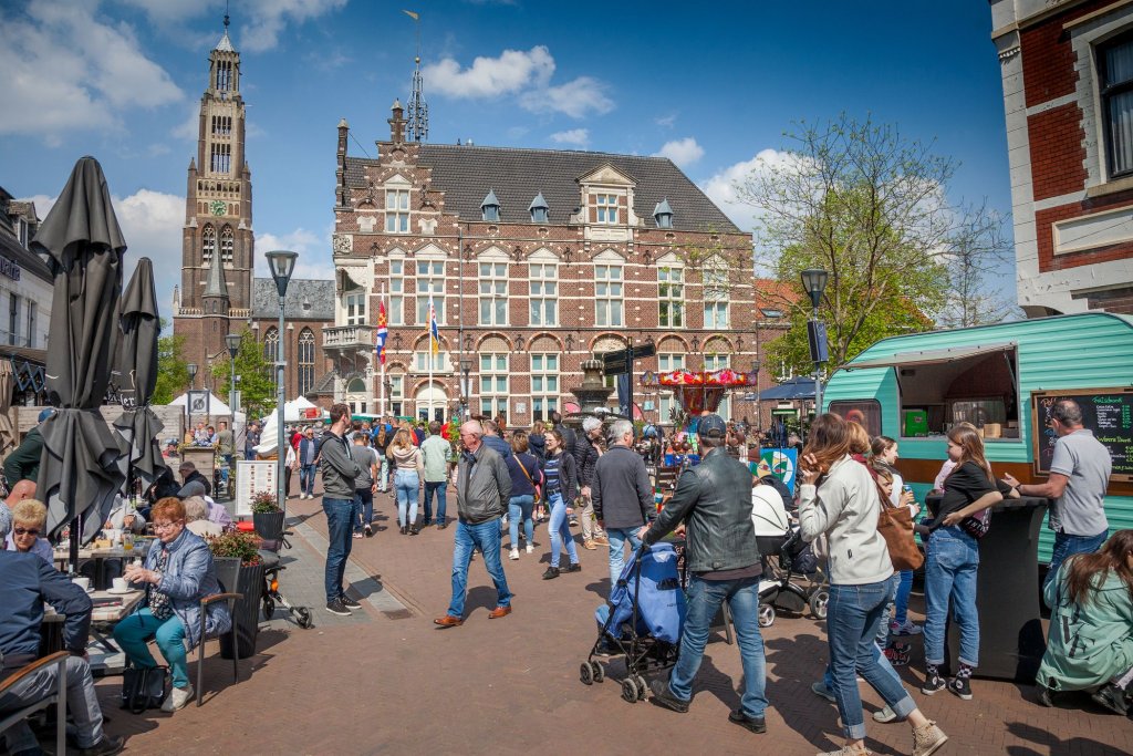 Winkelend publiek in het centrum van Echt