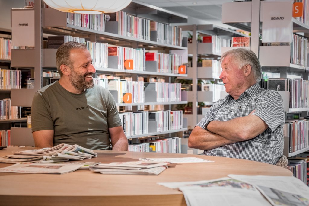 Twee heren in gesprek in de Bieb
