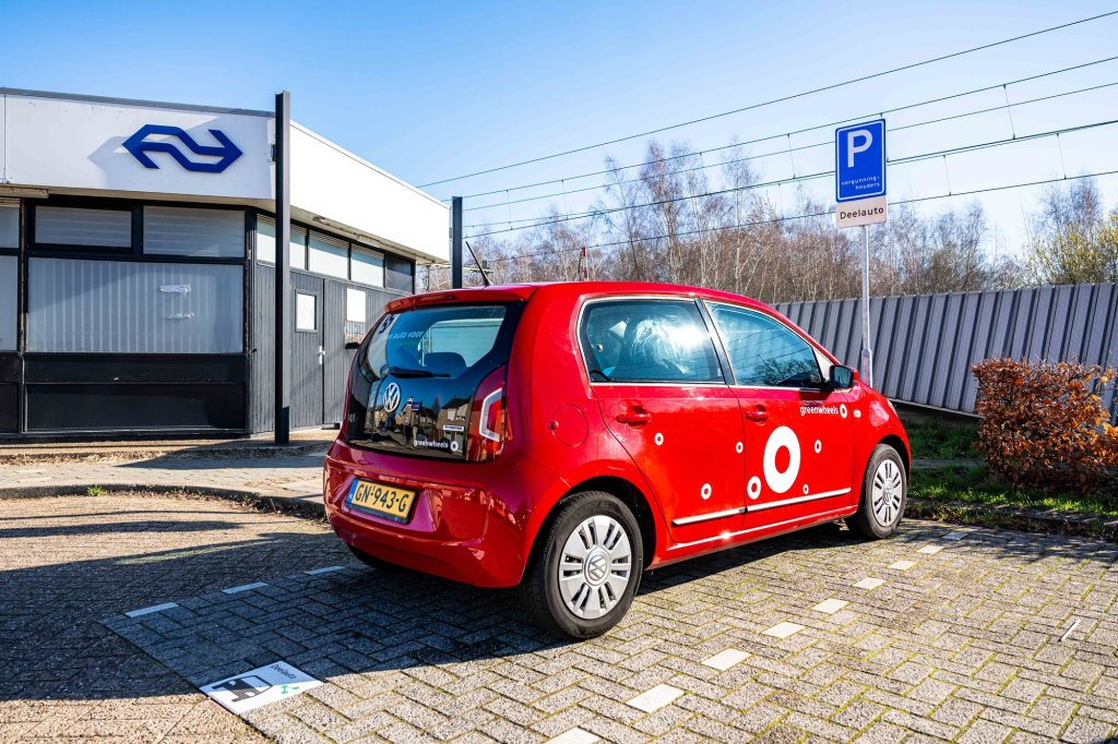 Greenwheels auto geparkeerd bij het station