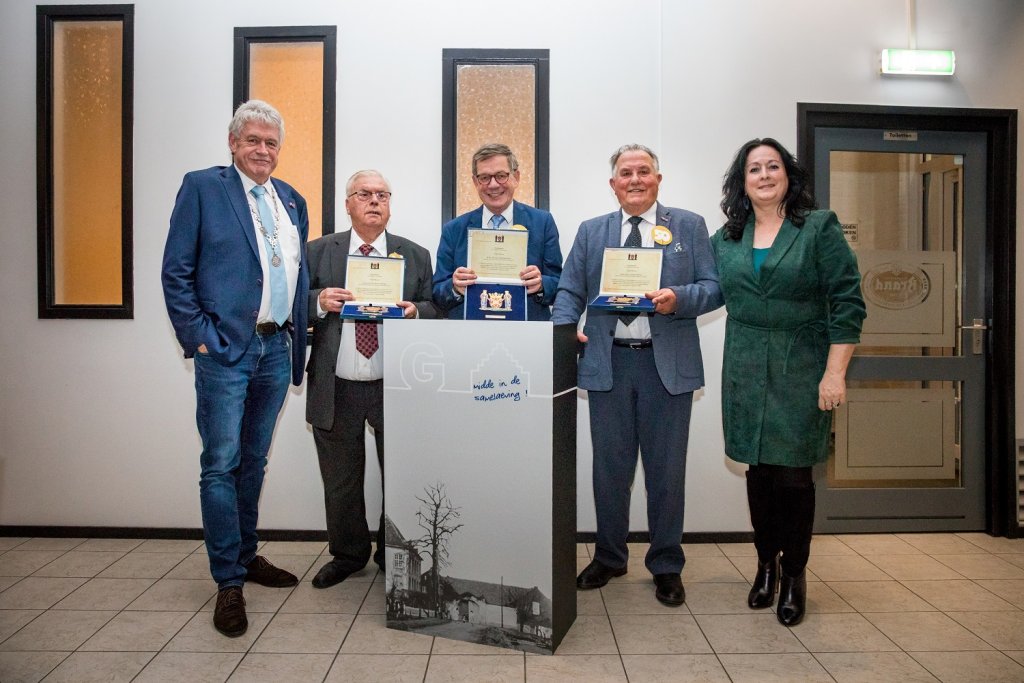 Wethouders Peter Pustjens, de heer Jan van de Bergh, wethouder Hub Meuwissen en de heer Gerrit Klaassen met ere-plaquette en wethouder Inge Minkenberg