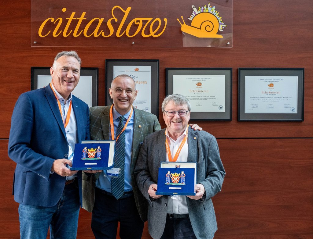 Drie burgemeesters met ereplaquettes