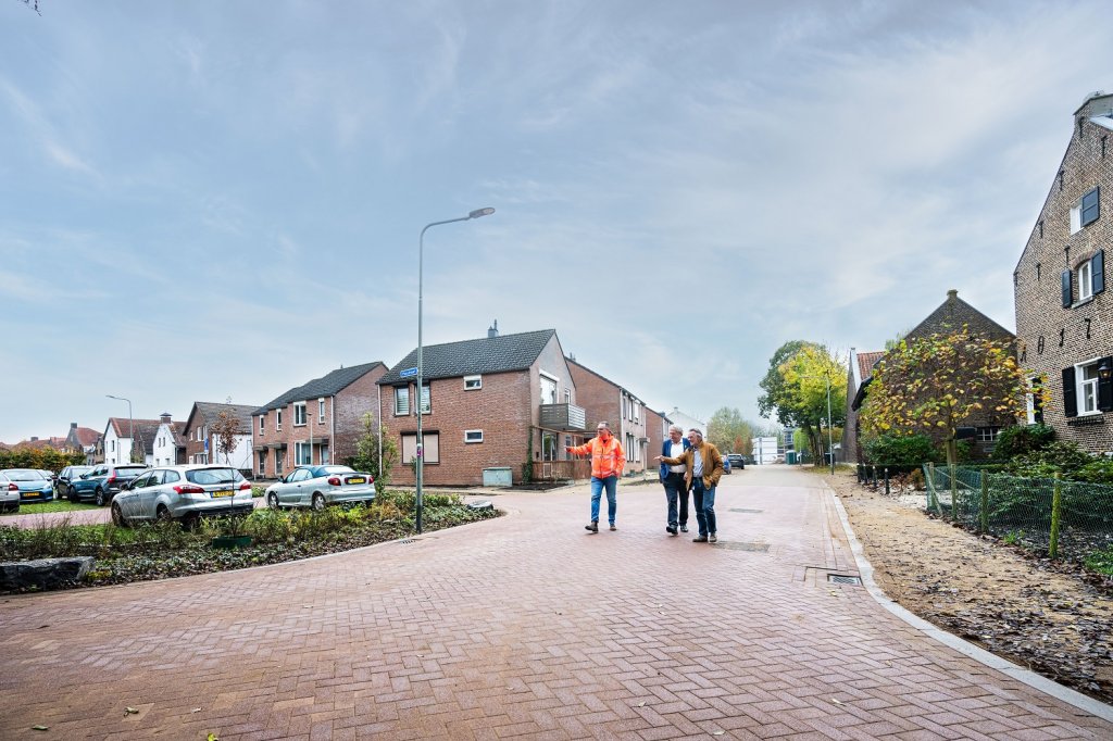 Wethouder Peter Pustjes bekijkt samen met Rob Geraedts en Robert van Den Hoogen het resultaat in de Eyckholtstraat