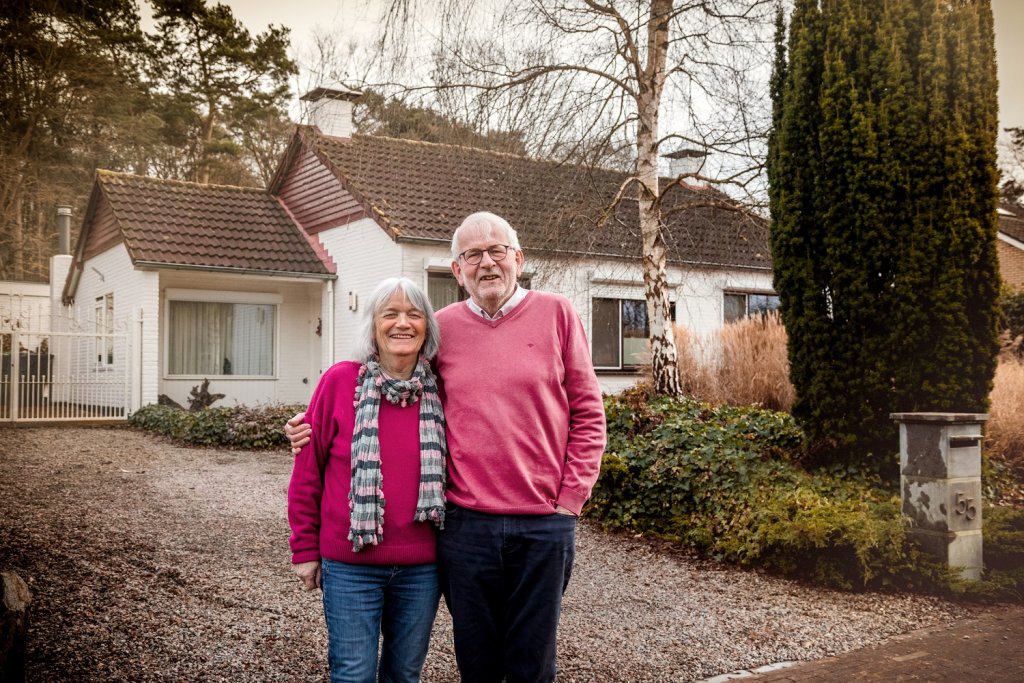 Mevrouw en meneer Annyas voor hun woning