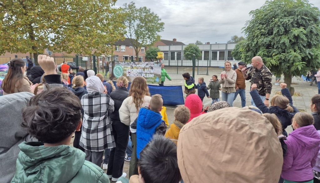 Schoolplein wordt door leraren en leerlingen onthult met een spandoek