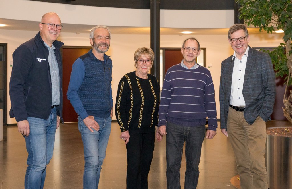 Wethouder Hub Meuwissen, de Gids Duurzaamheid en de winnaars van een HomeWizard