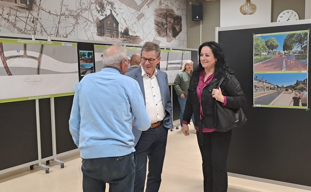 Wethouder Hub Meuwissen en Inge Minkenberg in gesprek met een bezoeker tijdens de bijeenkomst