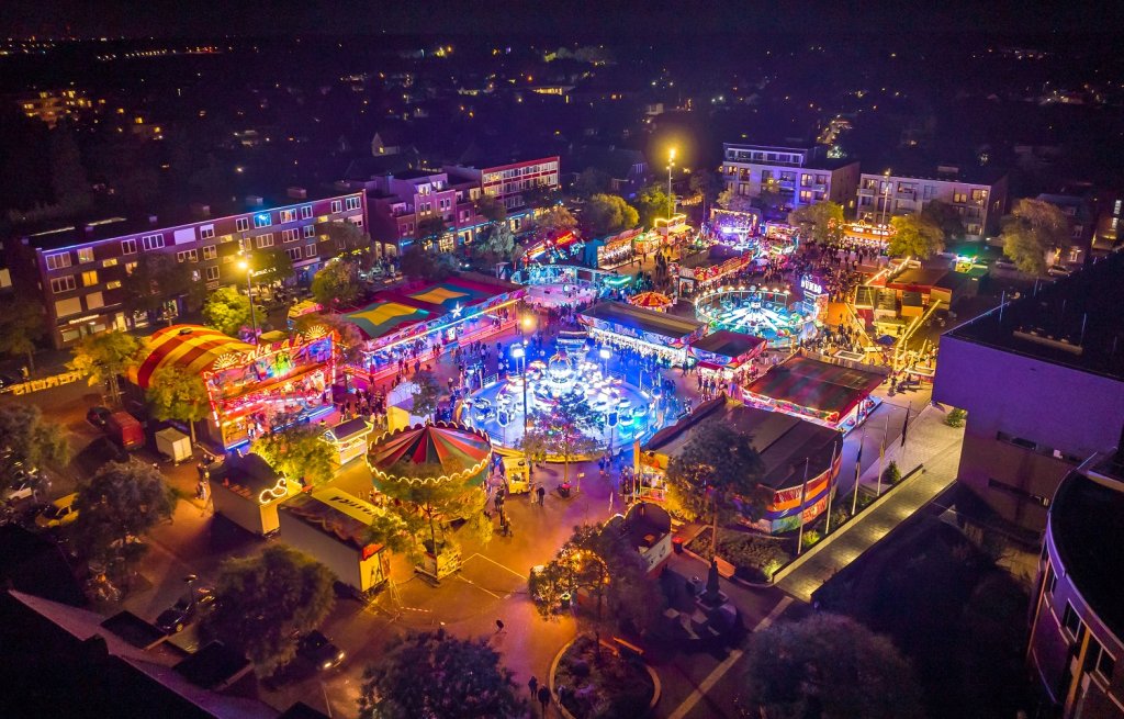 Luchtfoto van de kermis in Echt in het avonddonker