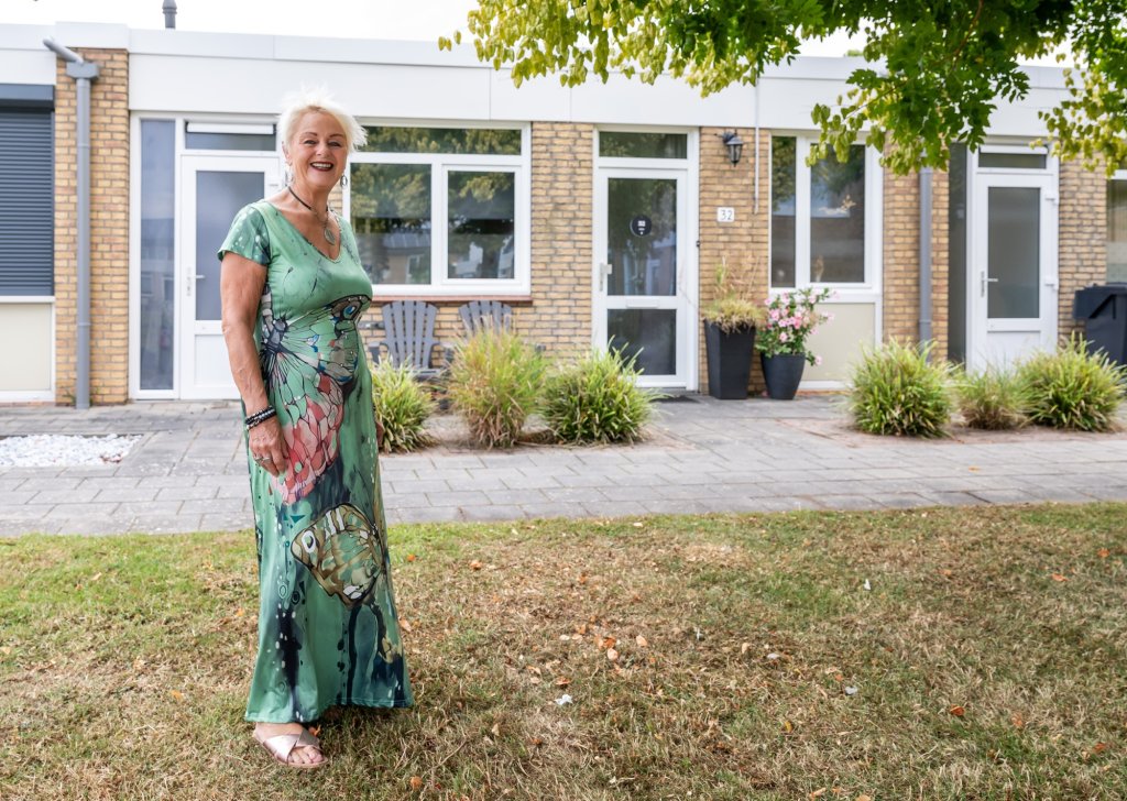 Kittie Heijmans staand voor haar woning