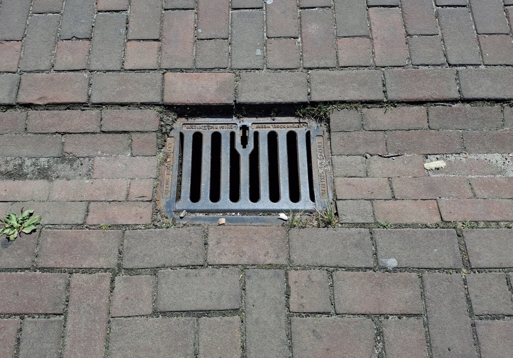 Riooldeksel in de stoep