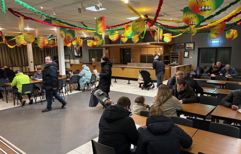 Mensen brengen hun stem uit aan tafel