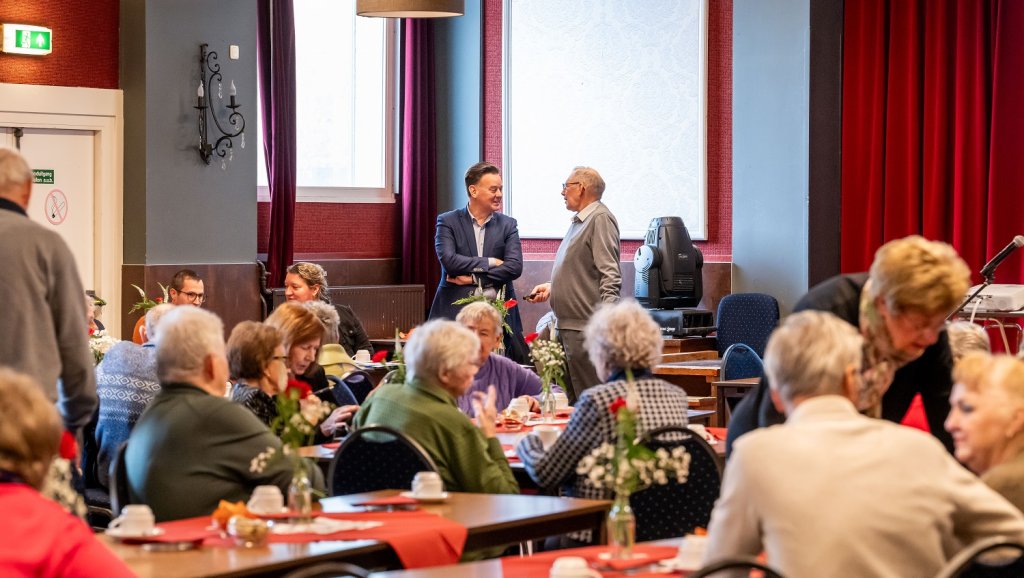 Wethouder Geert Frische in gesprek met senioren